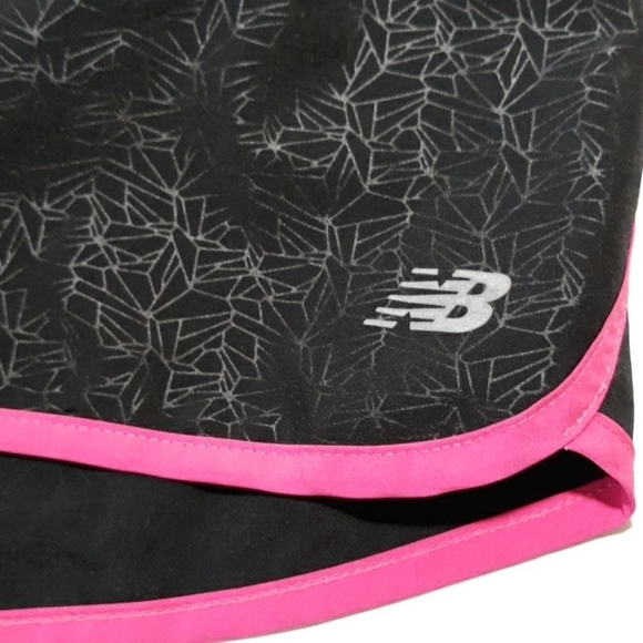 New Balance medium black pink shorts - Picture 2 of 3
